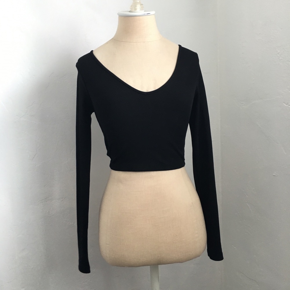 Black ribbed long-sleeve crop top